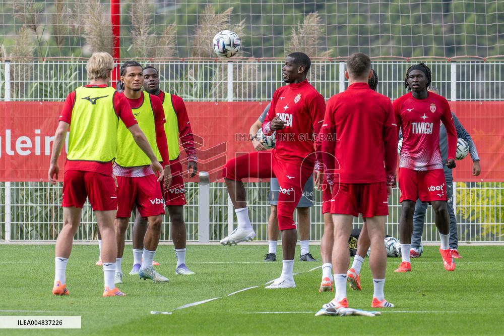 Paul Pogba Undergoes Medical Treatment During Training - La Turbie