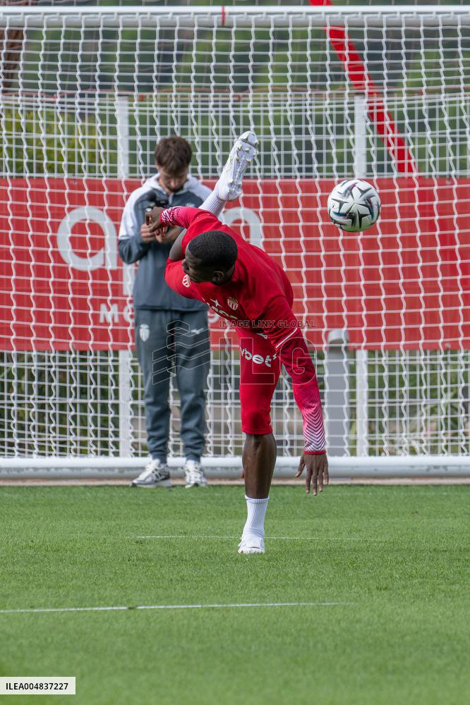 Paul Pogba Undergoes Medical Treatment During Training - La Turbie