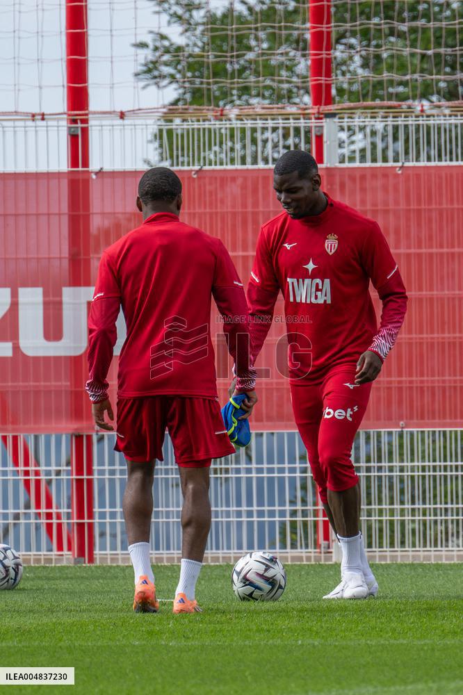 Paul Pogba Undergoes Medical Treatment During Training - La Turbie