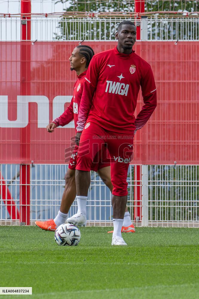Paul Pogba Undergoes Medical Treatment During Training - La Turbie