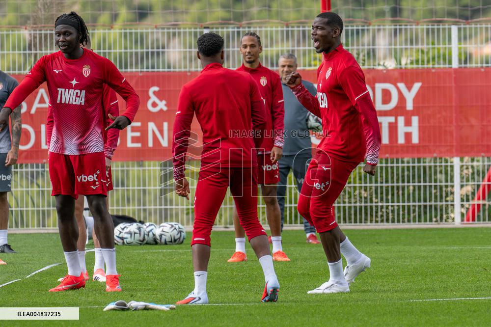 Paul Pogba Undergoes Medical Treatment During Training - La Turbie