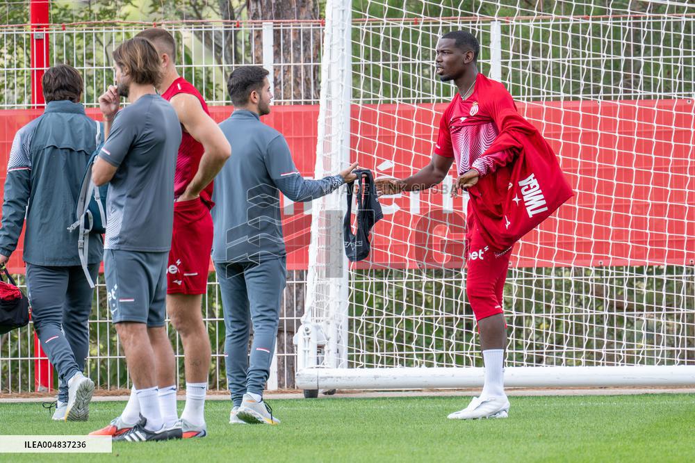 Paul Pogba Undergoes Medical Treatment During Training - La Turbie