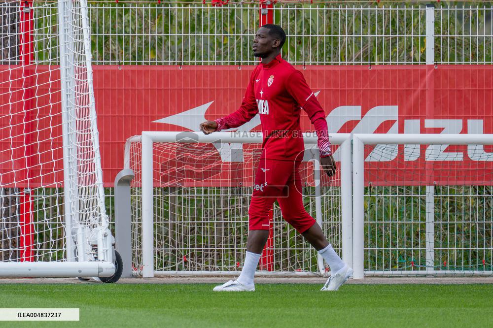 Paul Pogba Undergoes Medical Treatment During Training - La Turbie