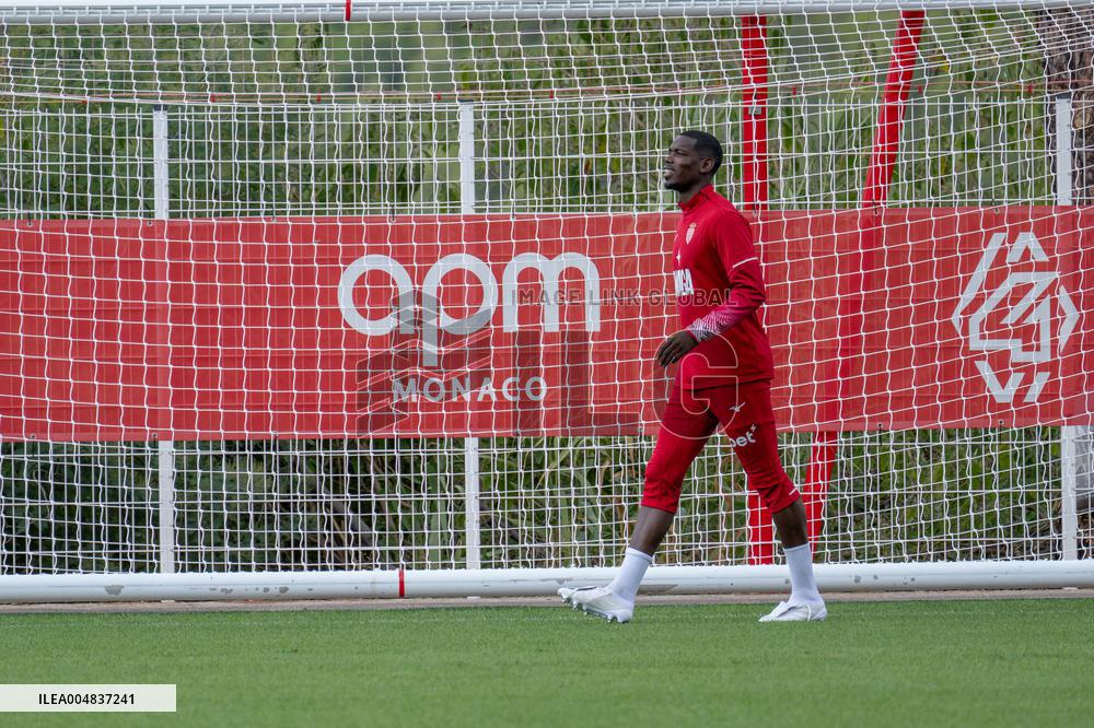 Paul Pogba Undergoes Medical Treatment During Training - La Turbie