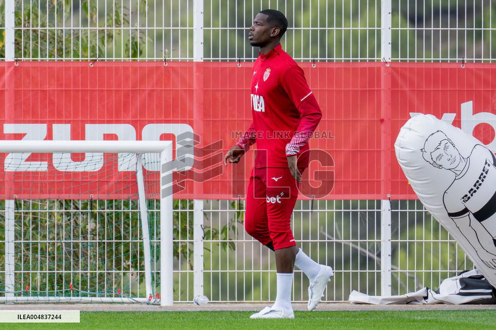 Paul Pogba Undergoes Medical Treatment During Training - La Turbie