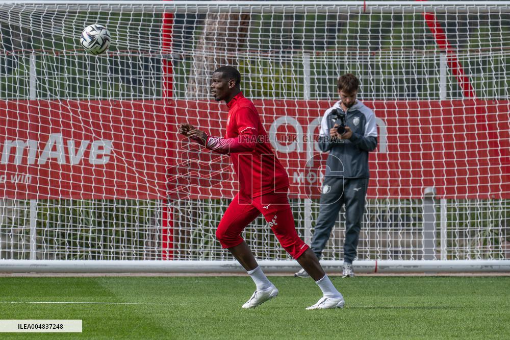 Paul Pogba Undergoes Medical Treatment During Training - La Turbie