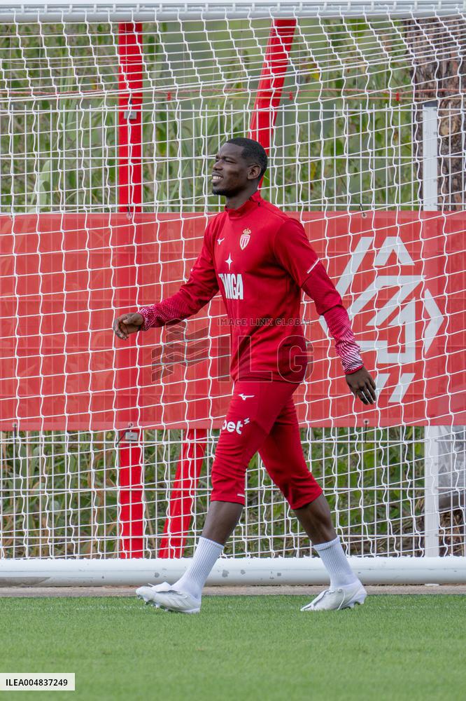 Paul Pogba Undergoes Medical Treatment During Training - La Turbie