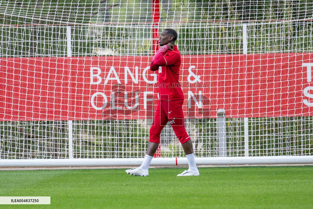 Paul Pogba Undergoes Medical Treatment During Training - La Turbie
