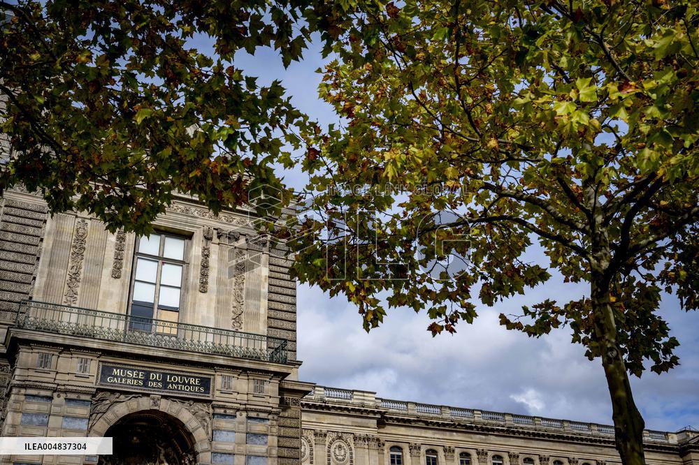 Louvre Museum Robbery Broken Window - Paris