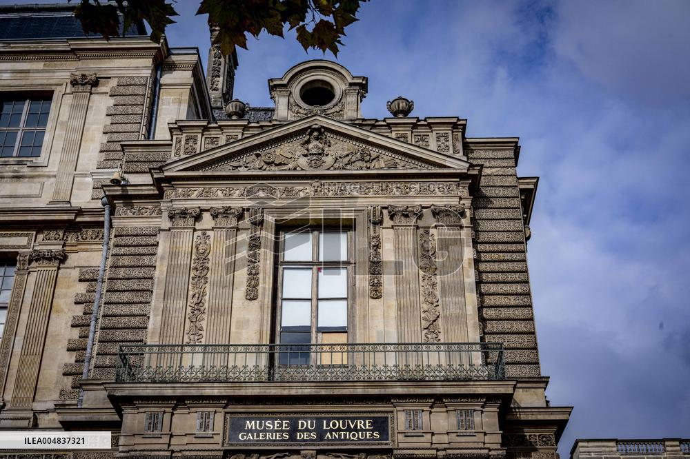 Louvre Museum Robbery Broken Window - Paris