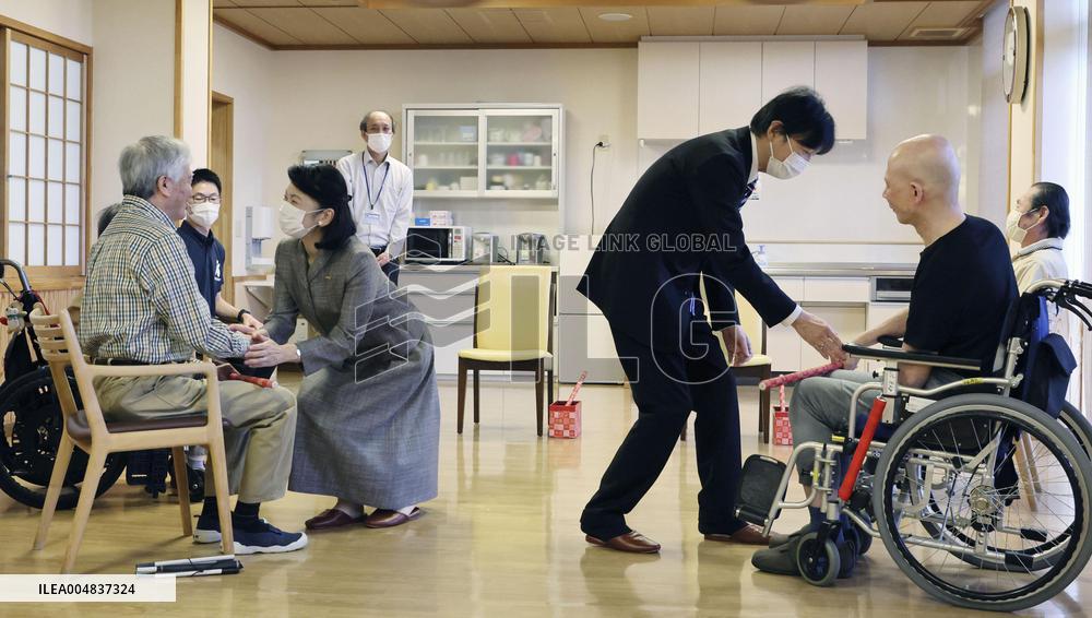 Crown prince visits nursing home for blind people in Shiga Pref.