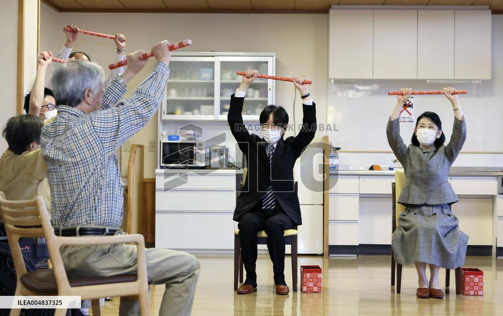 Crown prince visits nursing home for blind people in Shiga Pref.