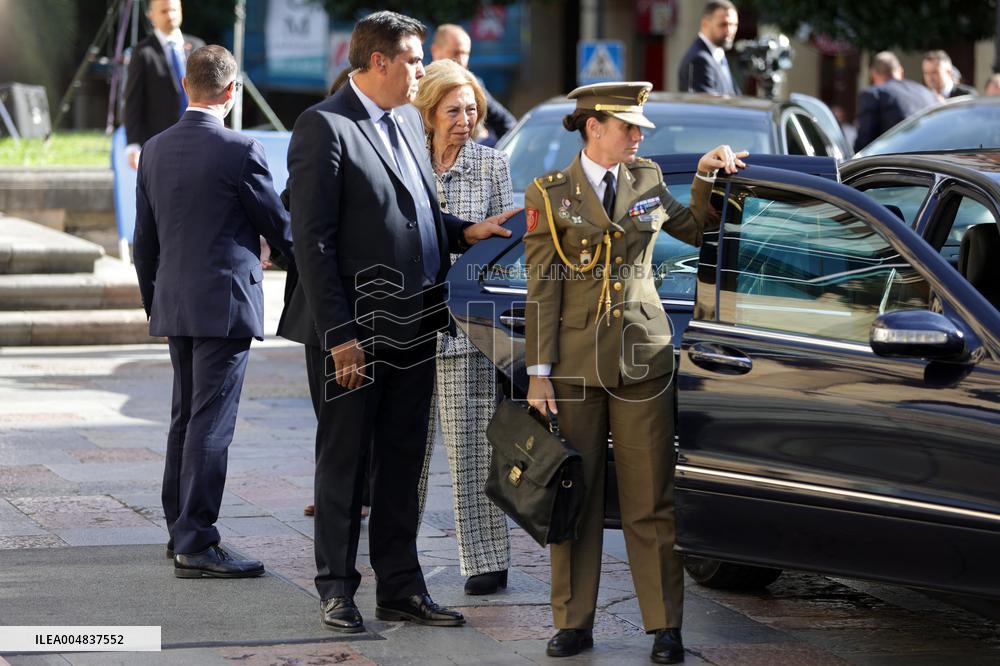 Queen Sofia arrives at the Reconquista Hotel