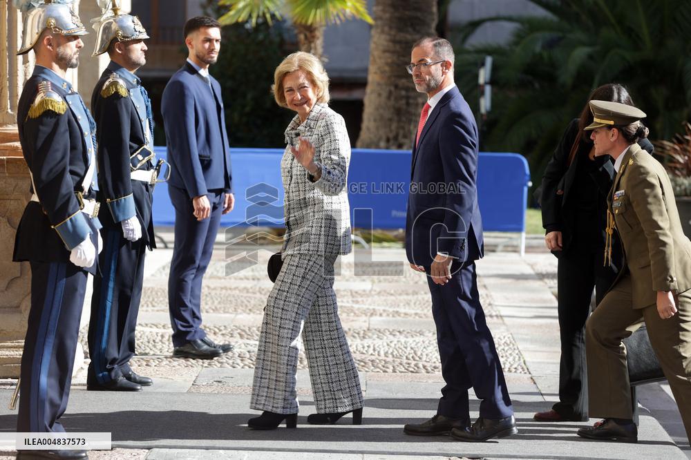 Queen Sofia arrives at the Reconquista Hotel