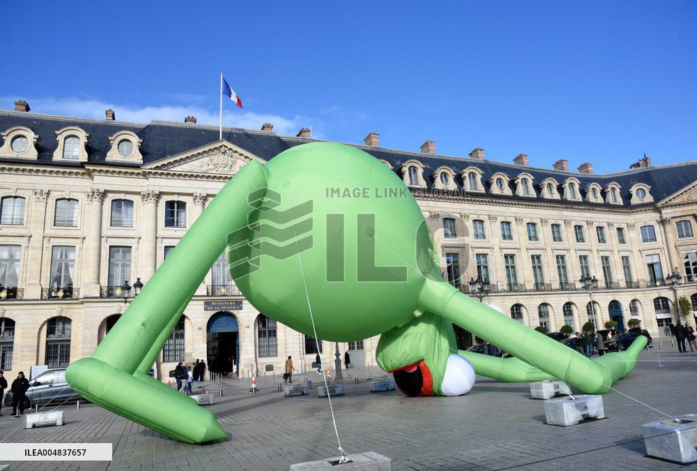 Giant Inflatable Kermit The Frog Installation - Paris