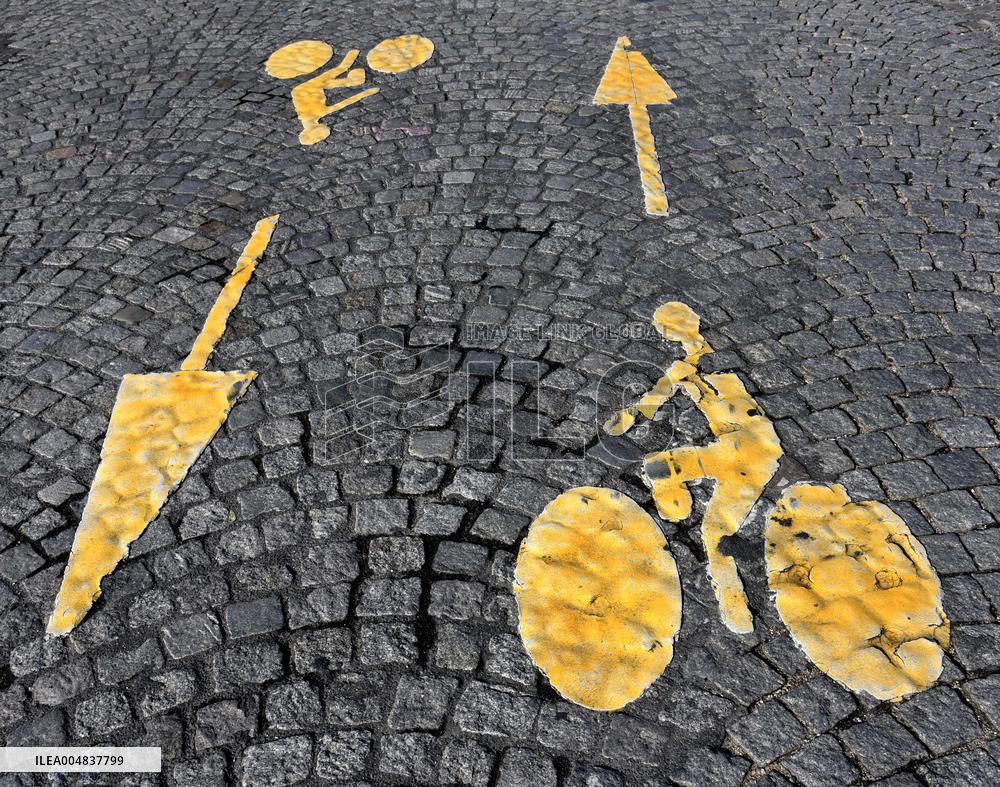 Bicycle Paths And Road Markings Illustrations - Paris