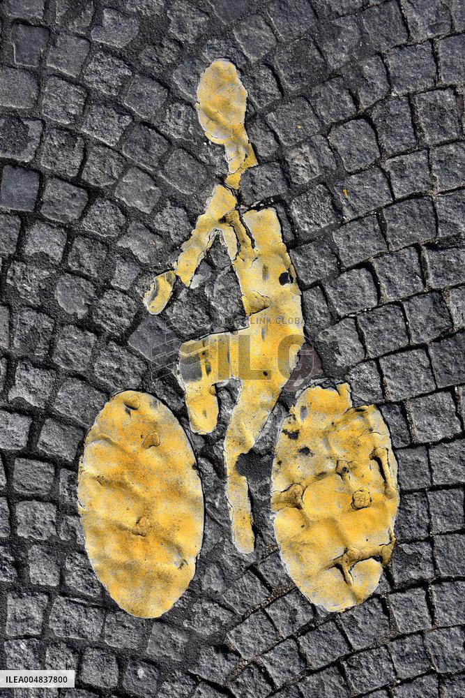 Bicycle Paths And Road Markings Illustrations - Paris