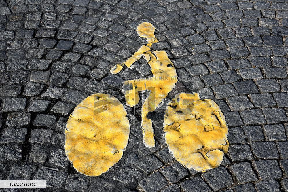 Bicycle Paths And Road Markings Illustrations - Paris