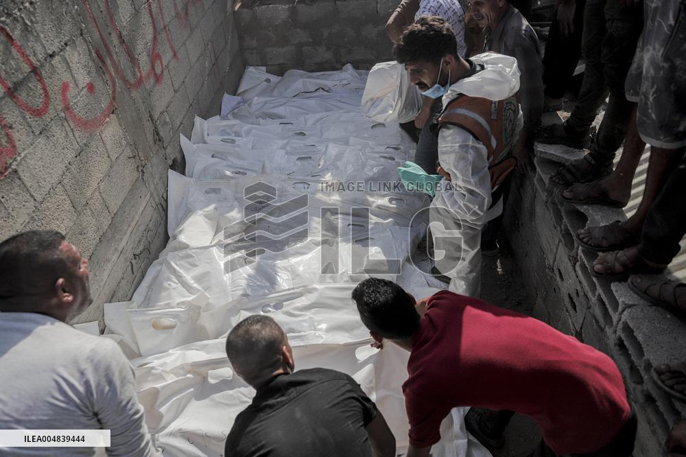 Gaza Civil Defense Recovers Bodies - Palestine