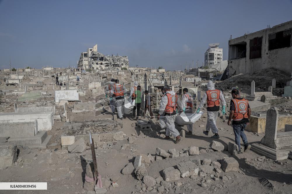 Gaza Civil Defense Recovers Bodies - Palestine