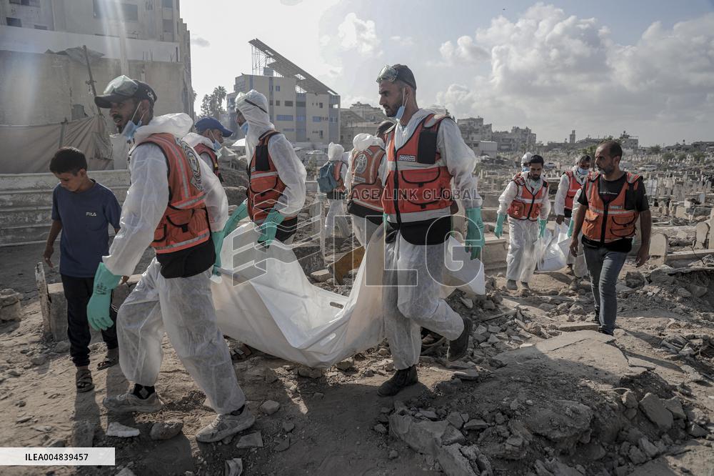 Gaza Civil Defense Recovers Bodies - Palestine