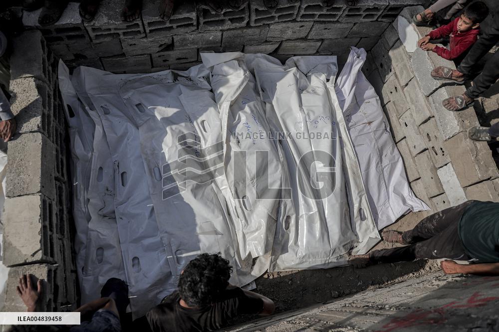 Gaza Civil Defense Recovers Bodies - Palestine