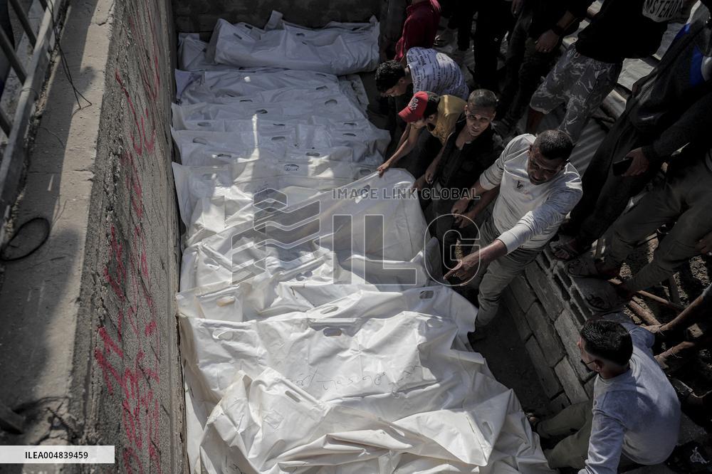 Gaza Civil Defense Recovers Bodies - Palestine