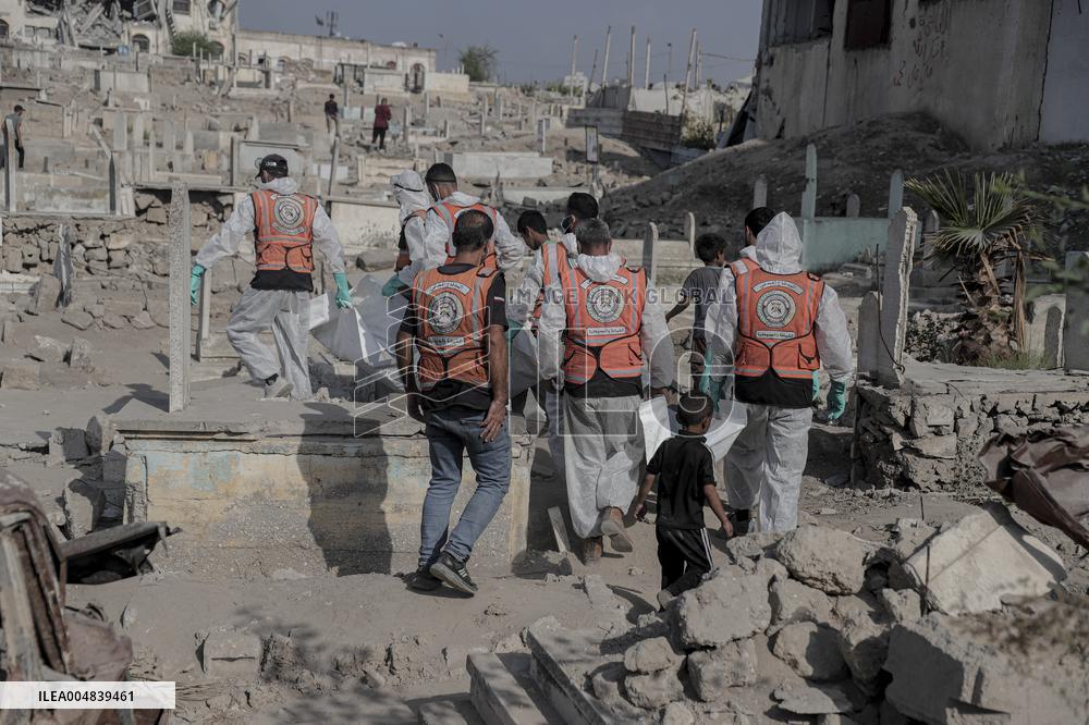 Gaza Civil Defense Recovers Bodies - Palestine