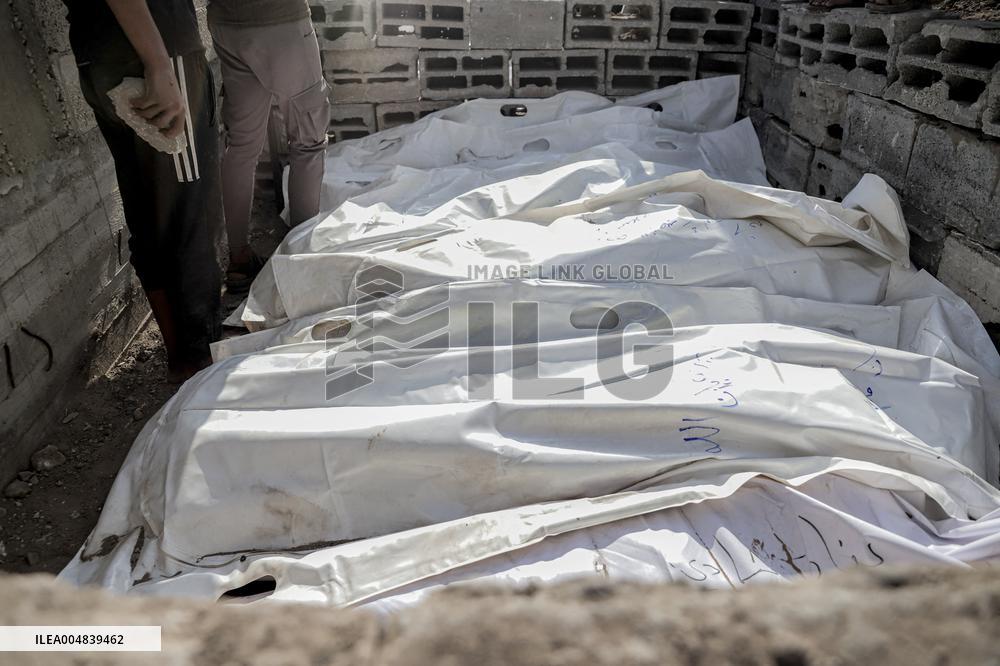 Gaza Civil Defense Recovers Bodies - Palestine