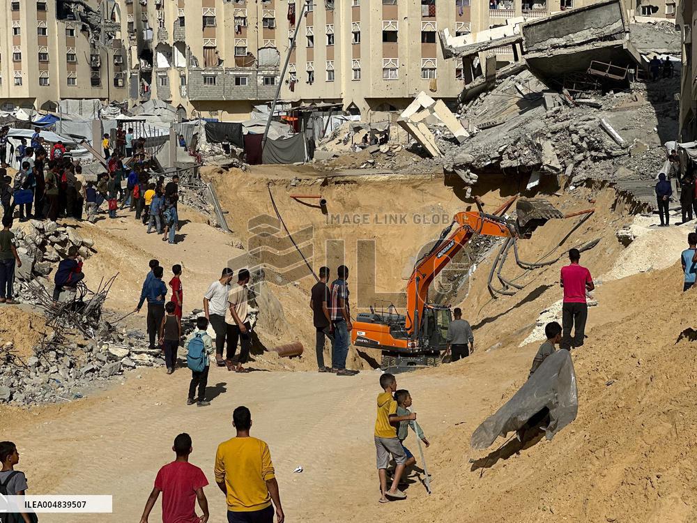 Cleanup and Search Operations in Khan Yunis - Gaza Strip