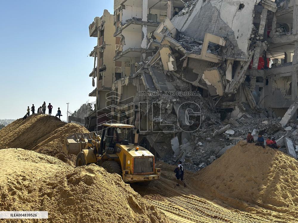 Cleanup and Search Operations in Khan Yunis - Gaza Strip