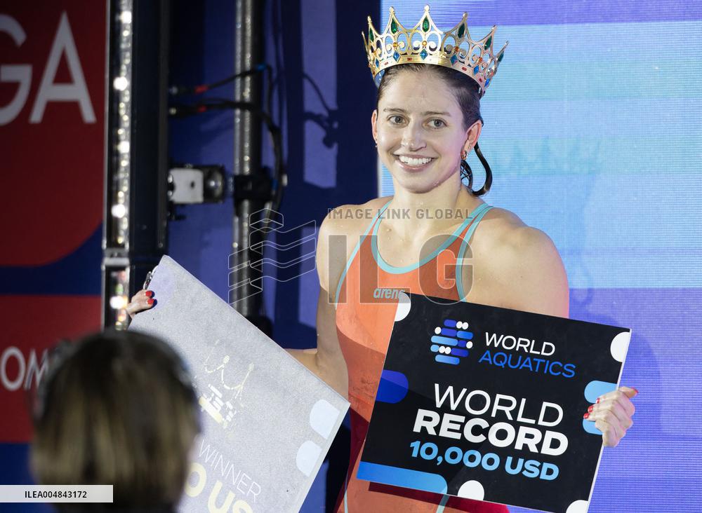 Kate Douglass Sets New 100m Freestyle World Record - Toronto