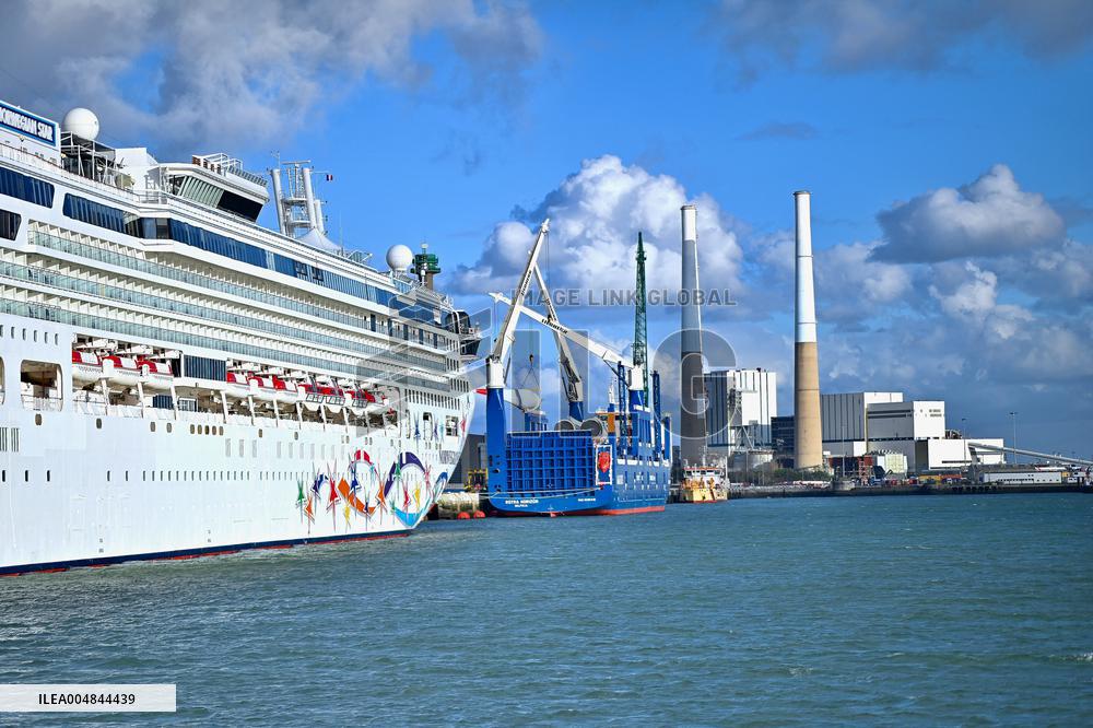Illustrations Le Havre view from the coast