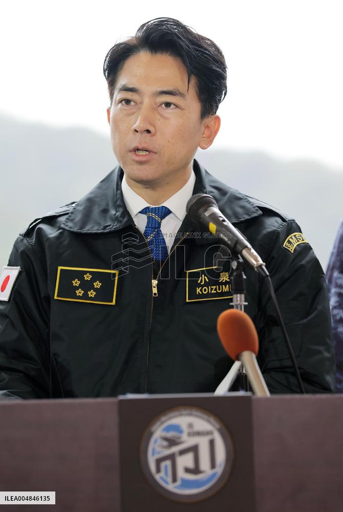 Defense Minister Koizumi visits MSDF Yokosuka base