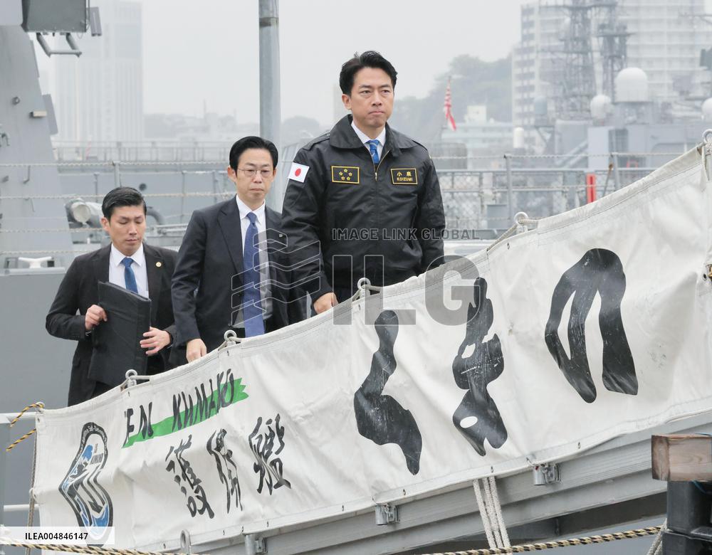 Defense Minister Koizumi visits MSDF Yokosuka base