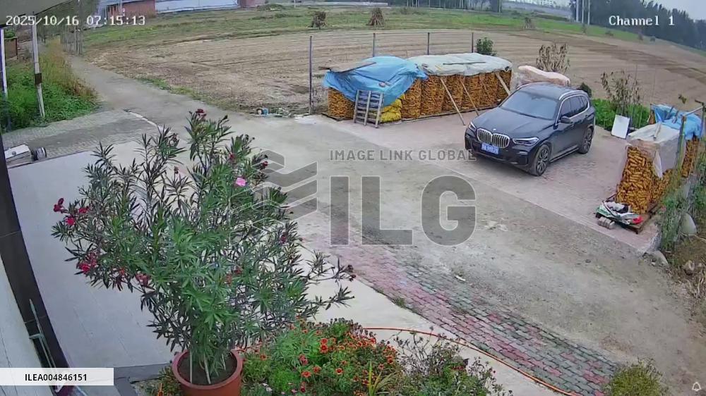 China: Man Stops Runaway Mini Truck Bare-Handed While Holding Child in Hebei