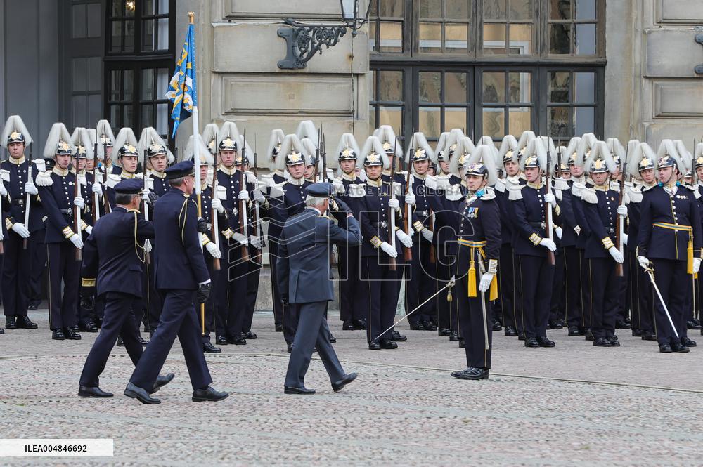 SWEDEN KING INSPECTS THE LIFE GUARDS