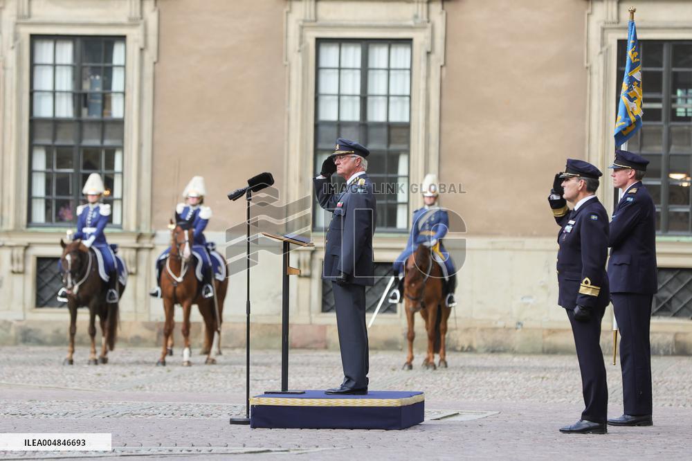 SWEDEN KING INSPECTS THE LIFE GUARDS
