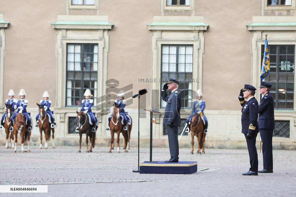 SWEDEN KING INSPECTS THE LIFE GUARDS