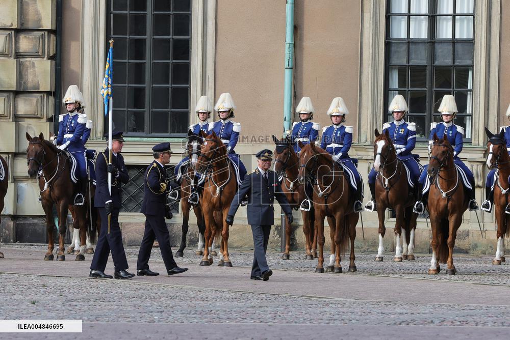 SWEDEN KING INSPECTS THE LIFE GUARDS