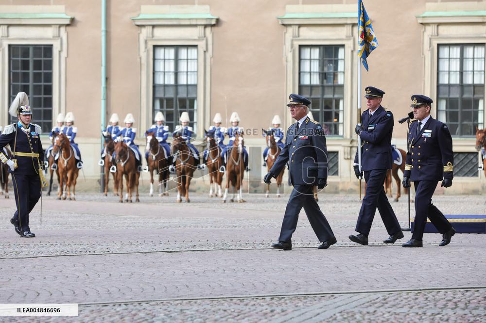 SWEDEN KING INSPECTS THE LIFE GUARDS