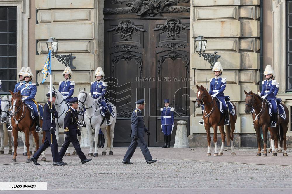 SWEDEN KING INSPECTS THE LIFE GUARDS