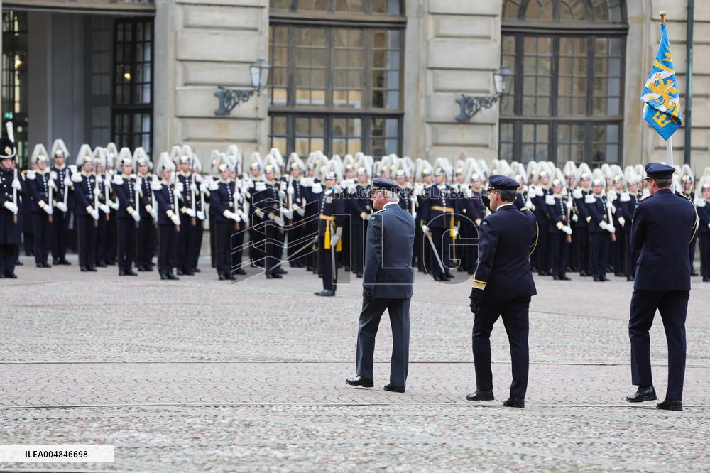 SWEDEN KING INSPECTS THE LIFE GUARDS