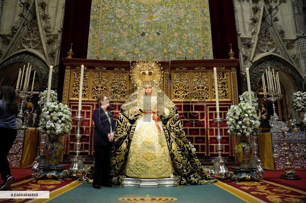 Besamanos of Esperanza de Triana Held - Seville