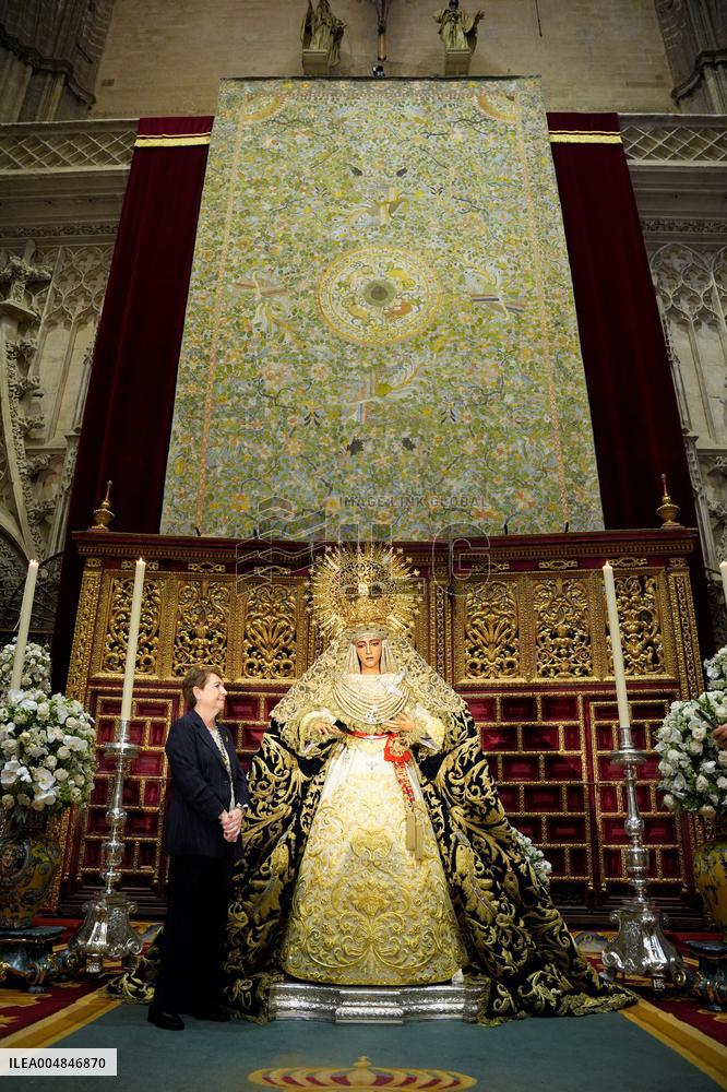 Besamanos of Esperanza de Triana Held - Seville