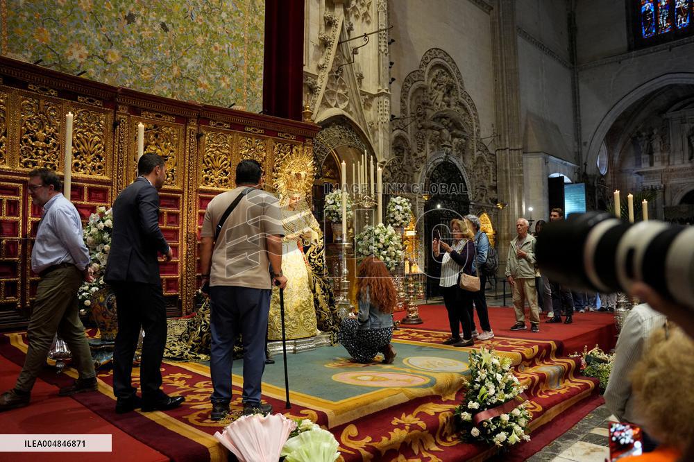 Besamanos of Esperanza de Triana Held - Seville