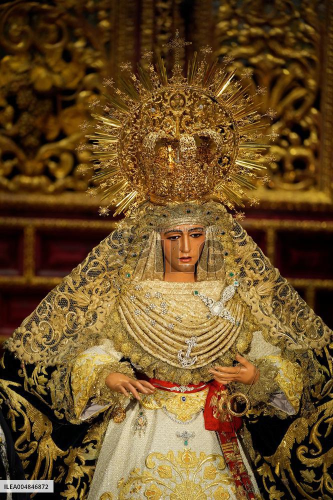 Besamanos of Esperanza de Triana Held - Seville