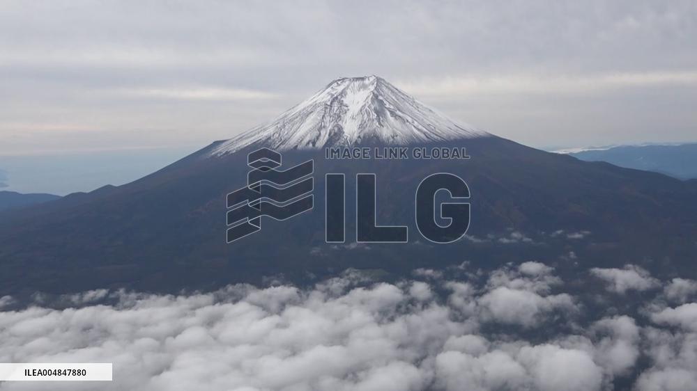 [Breaking News]Snowcap on Japan's Mt. Fuji