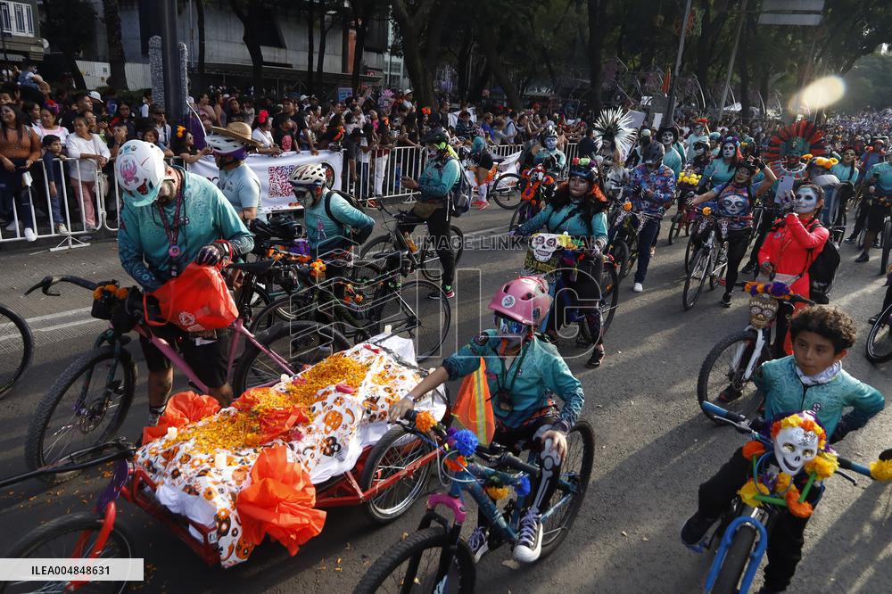 Mega Procession of the Catrinas for Day of the Dead - Mexico City