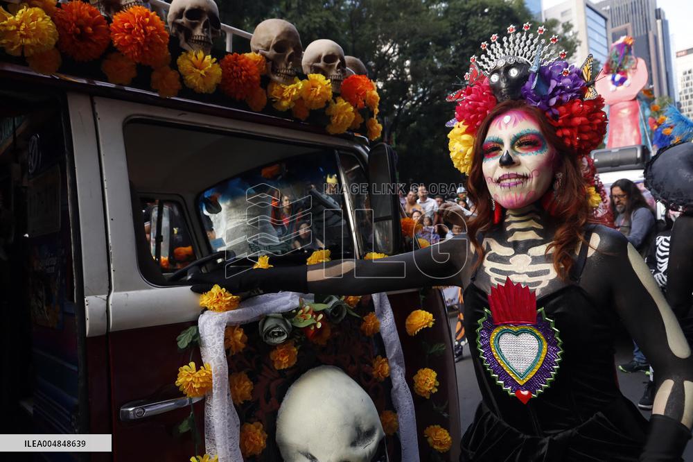 Mega Procession of the Catrinas for Day of the Dead - Mexico City